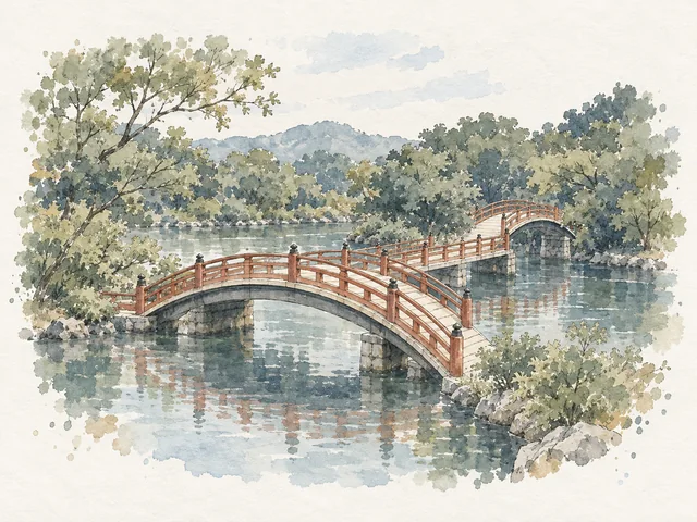 紅色拱橋連住平橋跨過綠色池塘，岸邊有樹叢。