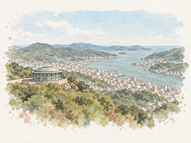 圓形玻璃眺望亭企喺綠色山坡上,下面係港灣同簡化城市。