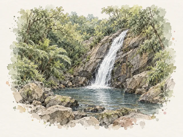 一道留白瀑布沿岩面流入藍灰小潭，旁邊有大石同綠色樹叢。